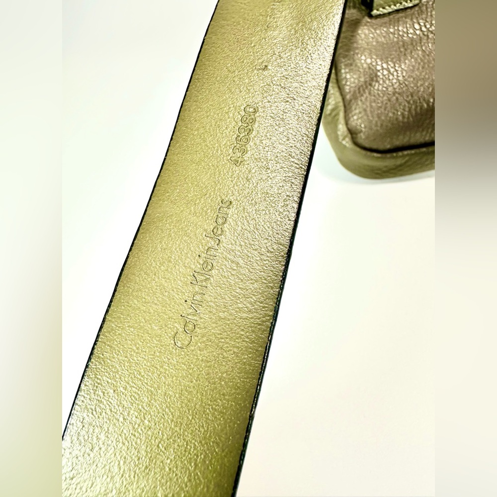 Calvin Klein Unisex Pebble Leather Fanny Bag in Olive - Picture 8 of 10